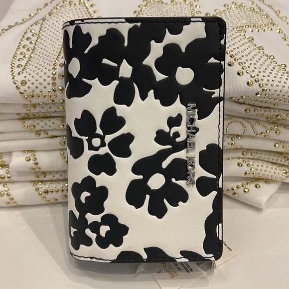 Michael Kors Jet Set Medium Floral Print Bi-Fold Wallet
Black 
NWT - Picture 14 of 16
